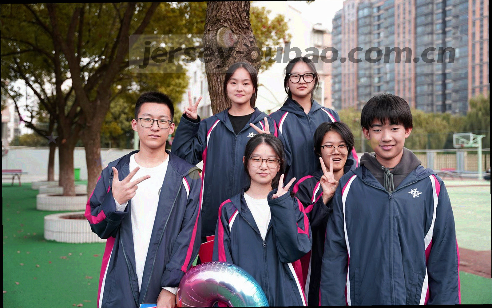 夜间球场顶灯与边线网格，高反差冷绿调，无观众特写