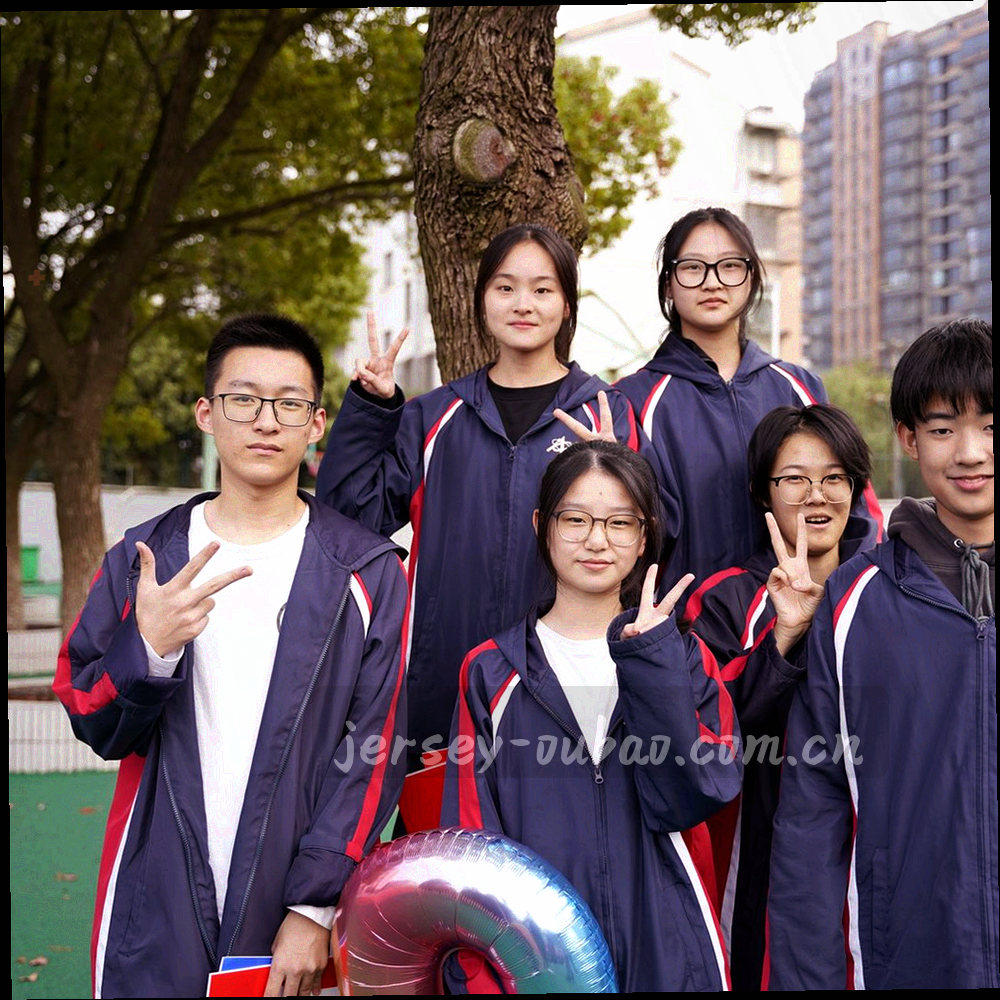 抽象的金色与柠檬绿排名条块层层堆叠，形似记分牌面板